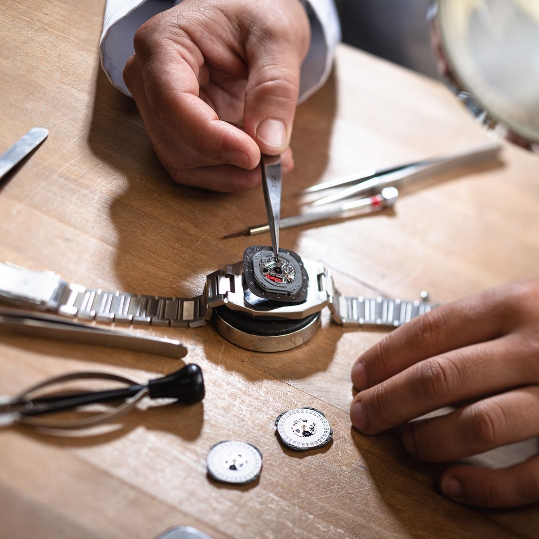 Крупный план smart watch в процессе ремонта